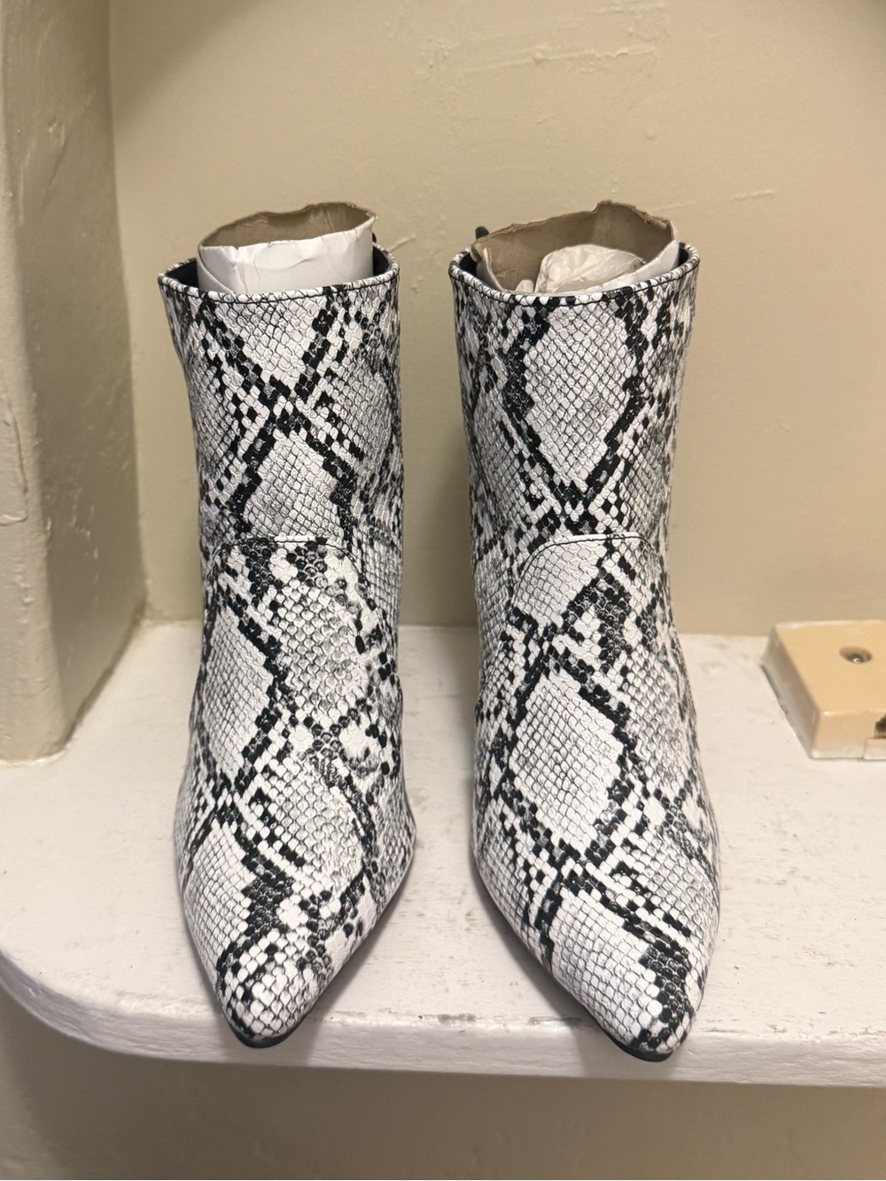 ShoeDazzle snake print Ankle Bootie Size 7